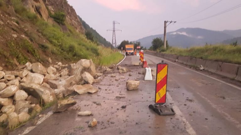 Cad pietre de pe versanți: Circulație blocată între Brașov și Buzău
