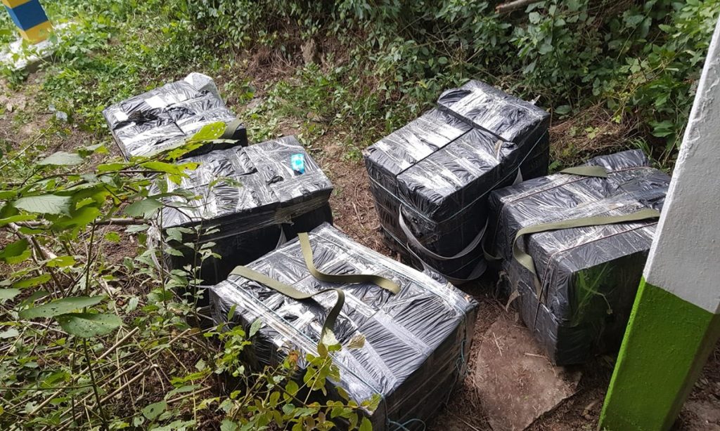 Ţigarete de contrabandă abandonate în vegetaţie la vederea poliţiştilor de frontieră