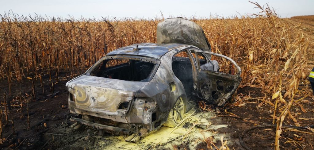 Și-a incendiat autoturismul, fugind prin lanurile de porumb pentru a nu fi prins cu țigări de contrabandă