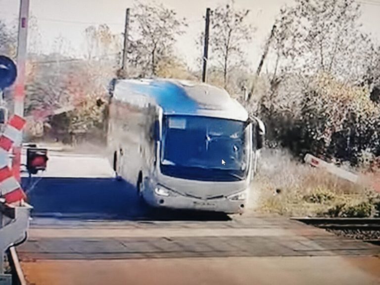VIDEO: Un şofer de autocar a spulberat barierele de la o trecere de cale ferată