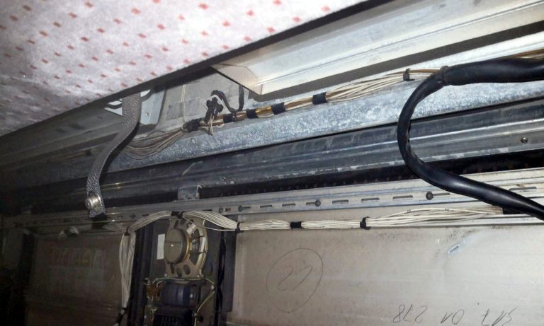 Peste 6.000 de tigarete de contrabandă ascunse în sistemul de ventilație al unui autocar