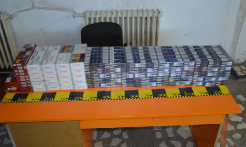 Autoturism blindat cu ţigarete de contrabandă identificat la Leţcani