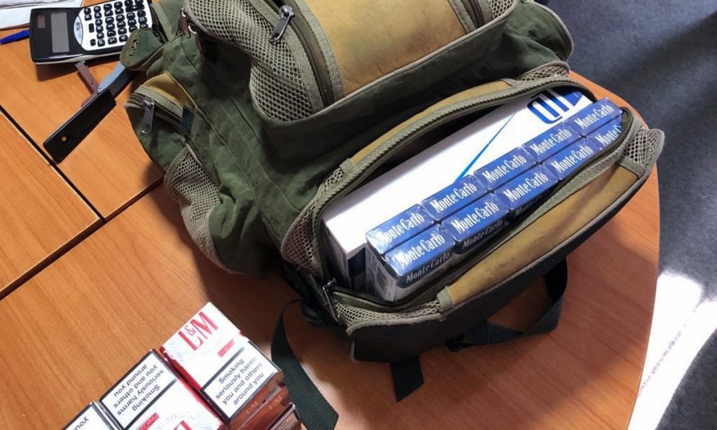 Permis de conducere fals și țigări de contrabandă descoperite la controlul de frontieră