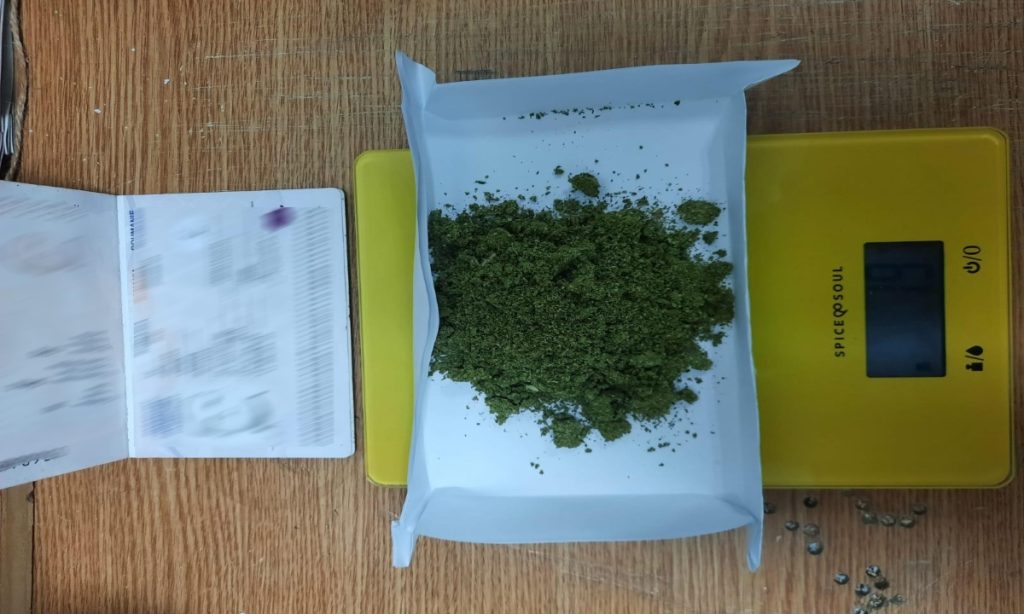 Droguri ascunse într-un flacon de medicamente descoperite la controlul de frontieră