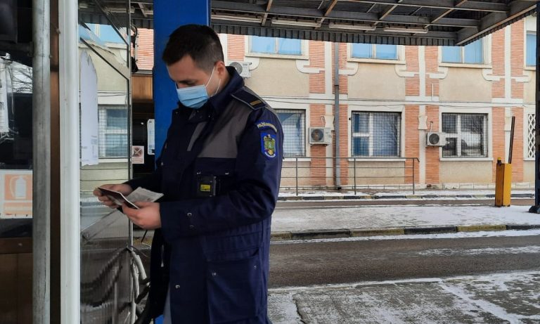Şofer de autocar cercetat penal pentru că transporta un paşaport fals