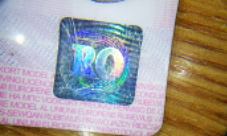 Documente false cumpărate cu sute de euro au fost descoperite asupra unui cetăţean al R. Moldova