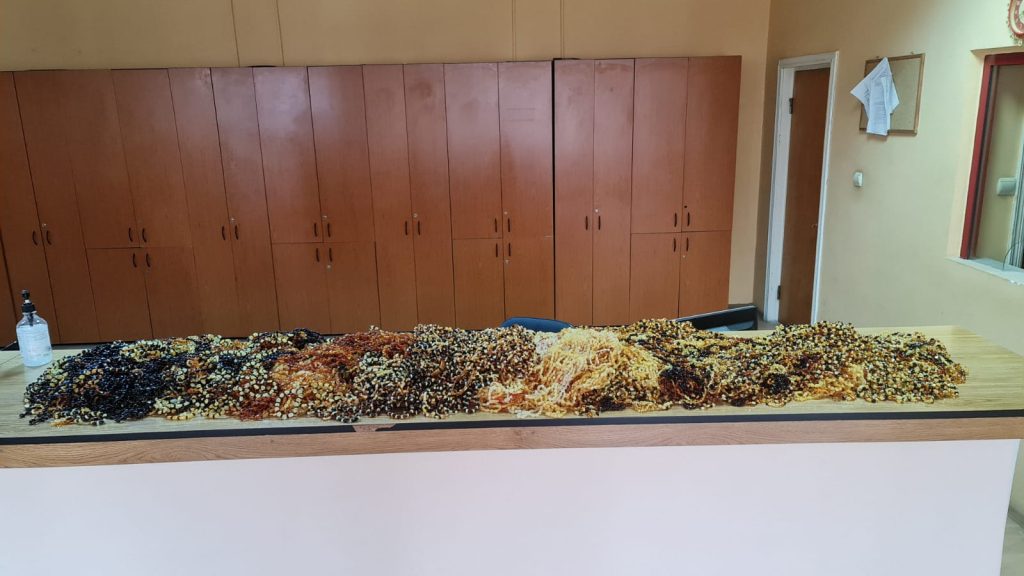 Peste 27 kg de chihlimbar ascunse în roata de rezervă, în portierele şi în bordul unui autoturism, descoperite la Vama Sculeni