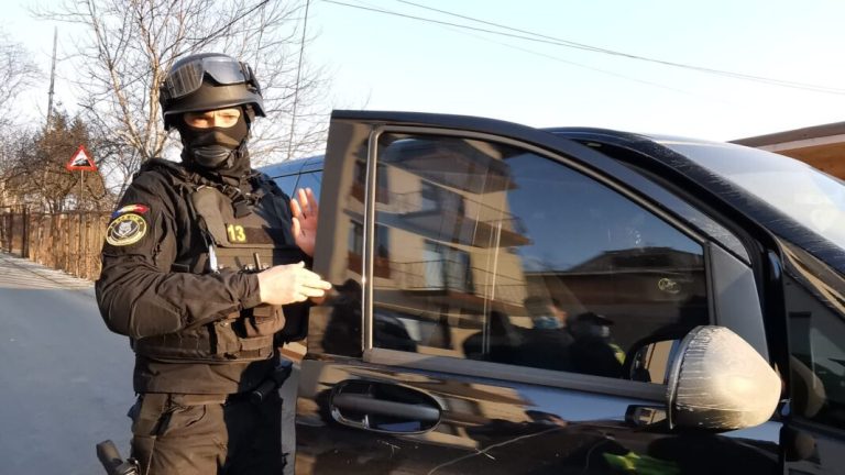 Au furat boxe și laptopuri dintr-o școală din Iași. Doi tineri au fost arestați