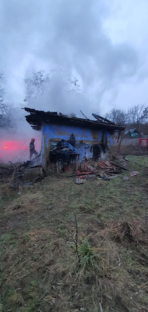 O casă a fost făcută scrum la Răducăneni din cauza coșului de fum