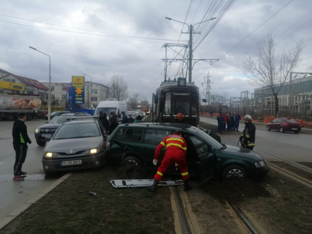 ACUM! Accident cu două mașini și un tramvai pe Calea Chișinăului. Două persoane au rămas încarcerate
