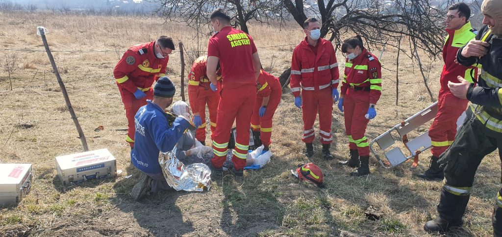Incendiu de vegetație uscată a izbucnit în localitatea Bârnova, județul Iași. O femeie de 81 de ani a suferit arsuri