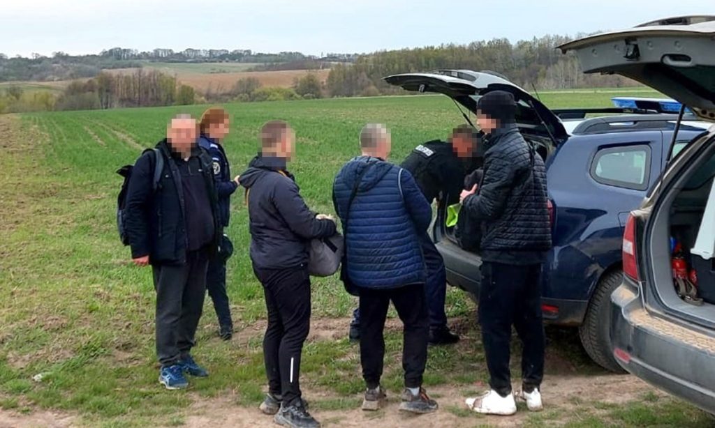 Patru ucraineni au fost depistaţi din elicopter când treceau ilegal frontiera în România