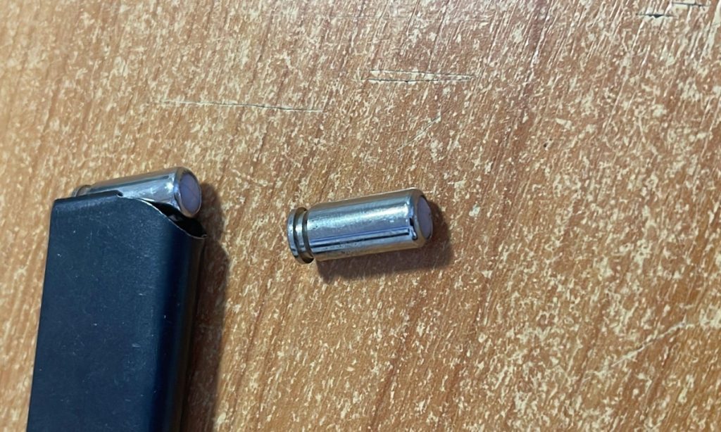 Încărcător cu şase cartuşe cu glonţ, descoperit în interiorul portbagajului la vama Oancea