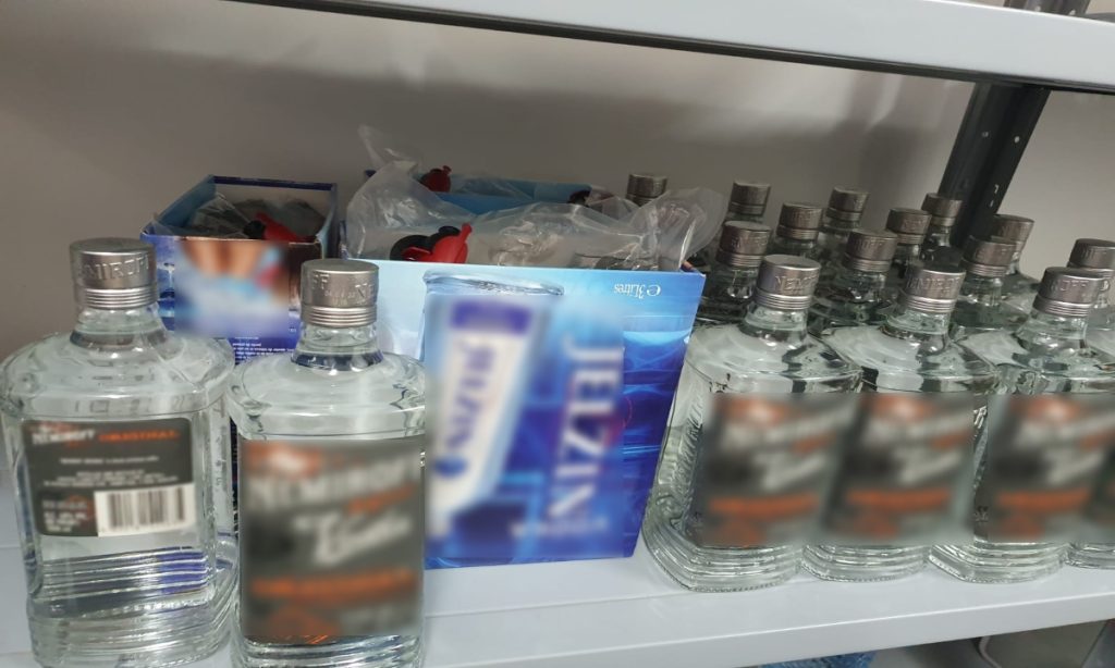 Sticle cu alcool din Duty Free ascunse în bagajele unui cetățean român
