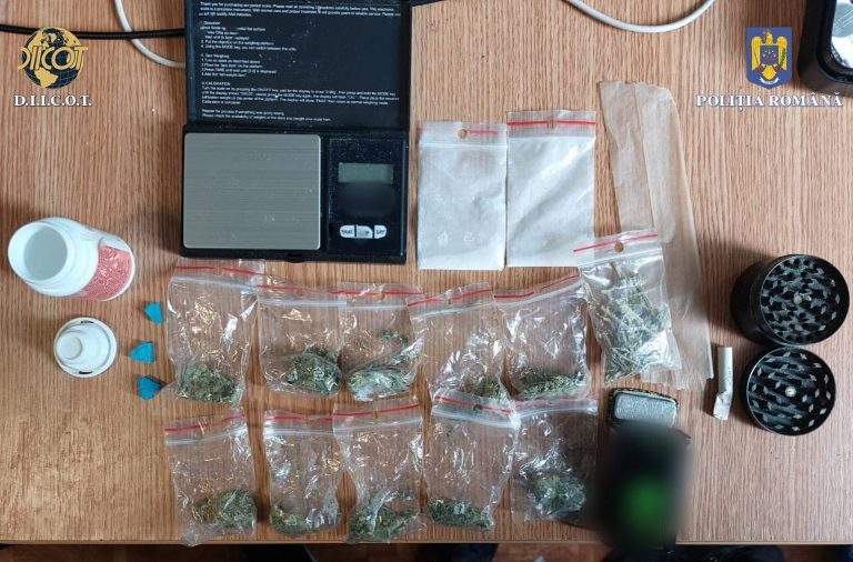 Cantități de cocaină, ketamină, scannabi, pastile ecstasy și substanțe cu efect psihoactiv descoperite de autoritățile ieșene