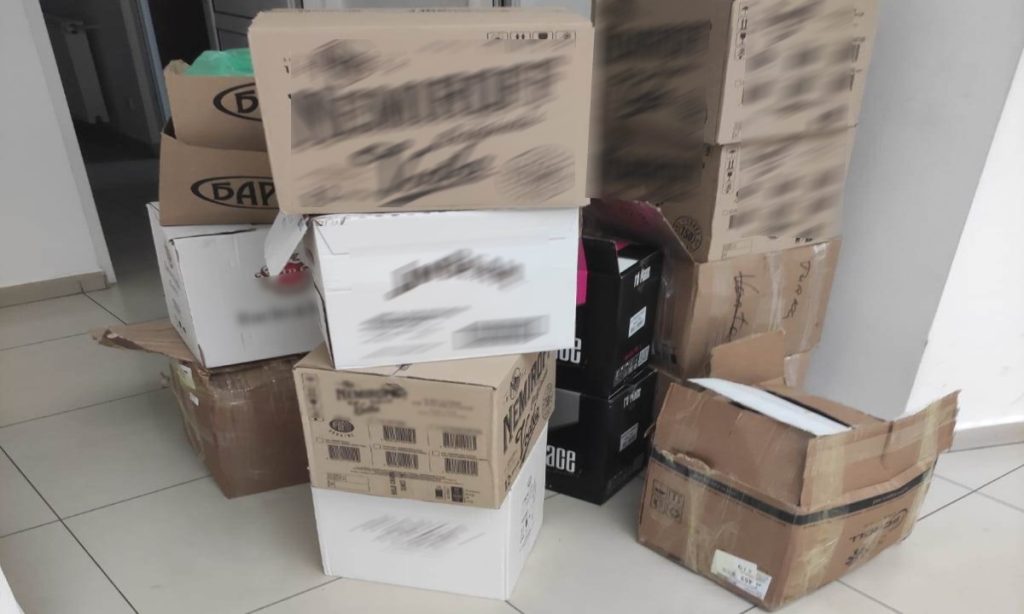 Peste 250 de litri de alcool şi 3400 de ţigarete găsite la vamă