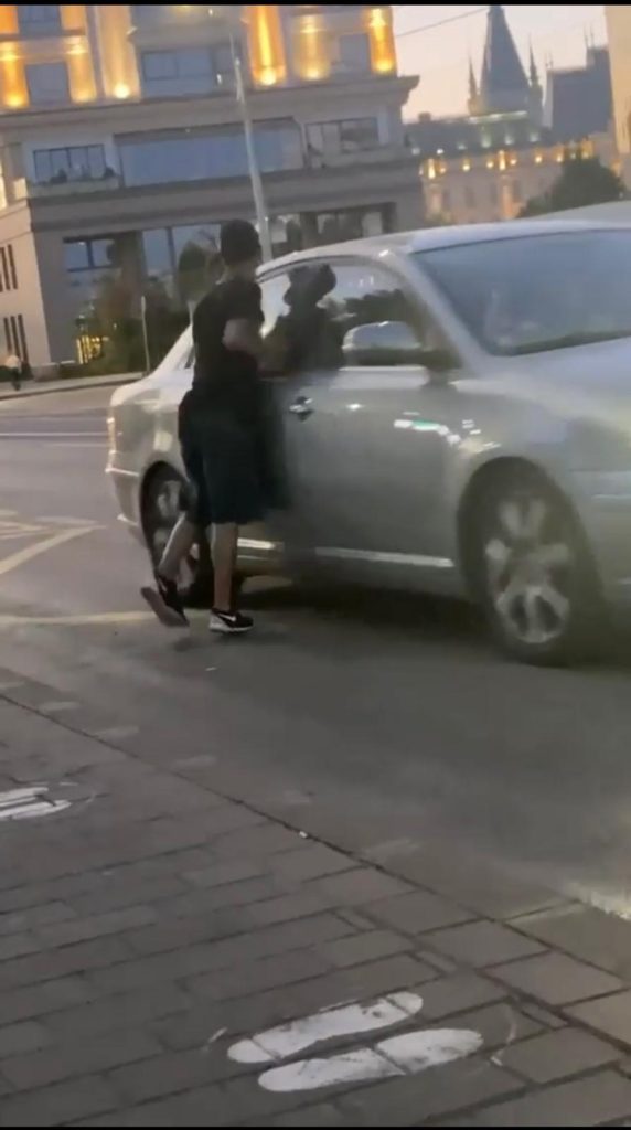 Video exclusiv! Un ieșean, aflat în stare de ebrietate, s-a dezechilibrat și a căzut peste o mașină, care circula regulamentar