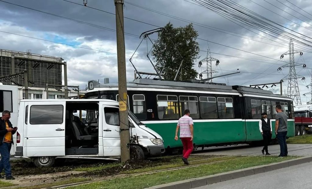 Accident soldat cu trei victime, petrecut între un tramvai și un autoturism, pe Calea Chișinăului
