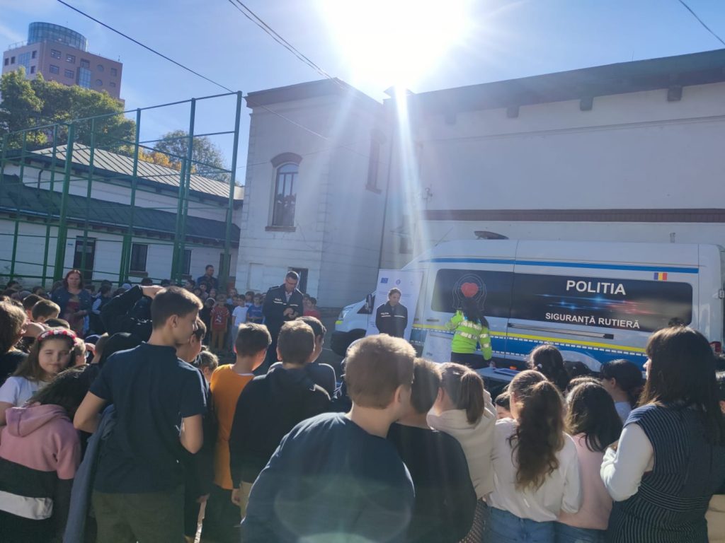Activitate preventivă a polițiștilor la Școala Gimnazială Carmen Sylva din municipiul Iași