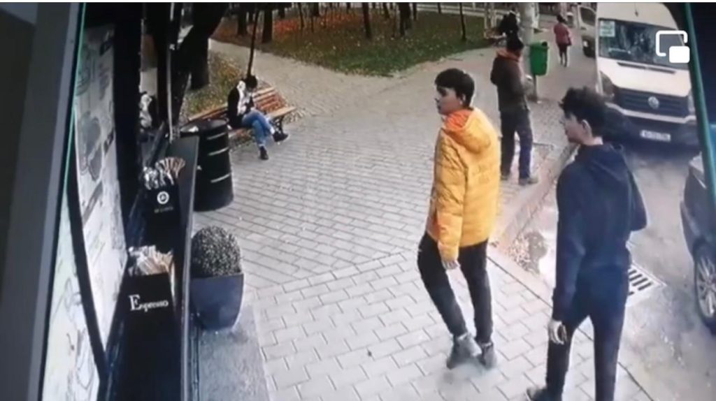 Video! Doi tineri din Iași sunt căutați după ce au furat două sucuri. „Nu e vorba de sucuri, e vorba de gest”, spune proprietarul tonetei