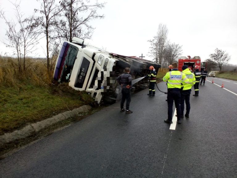 Un camion plin cu balast s-a răsturnat pe raza comunei Butea din județul Iași