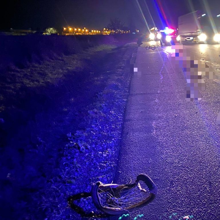 Un biciclist a murit după ce o autoutilitară l-a acroșat din plin. Bărbatul nu purta elemente reflectorizante