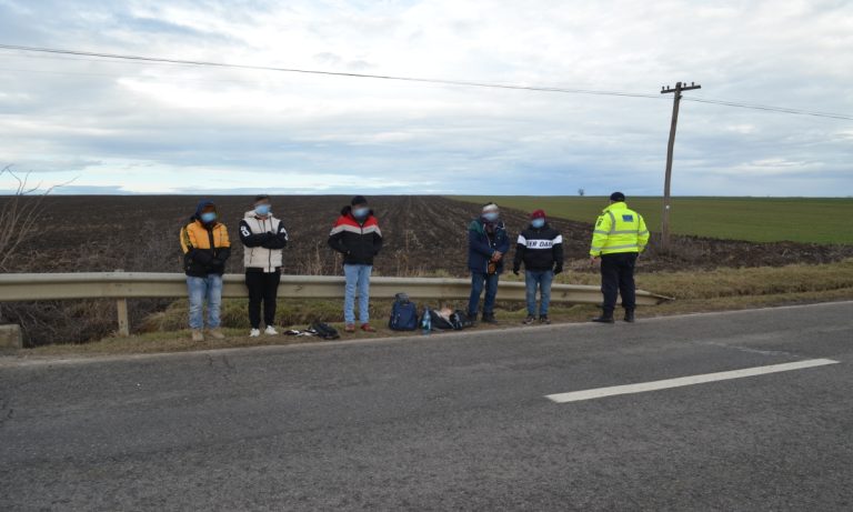 FOTO! Cetăţeni din Bangladesh şi Pakistan reţinuţi la frontieră