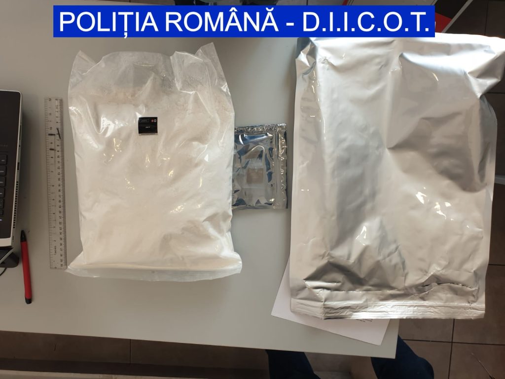 Bărbat prins în flagrant în timp ce ridica un colet cu două kilograme de substanţe psihoactive