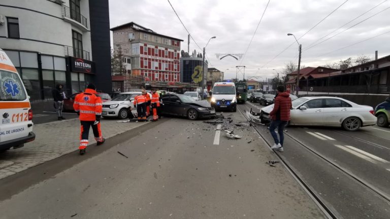 Trei mașini avariate și două persoane rănite într-un accident în Bucșinescu