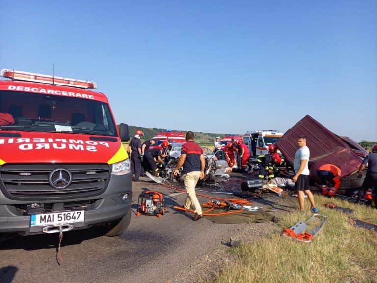 Accident rutier în care au fost implicate şapte persoane, dintre care doi copii. La faţa locului au intervenit şi două elicoptere SMURD