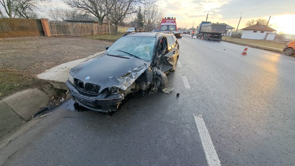 VIDEO. Un șofer cu BMW a adormit la volan și a făcut prăpăd la Budăi: trei victime, două mașini daună totală, alte două și un TIR, avariate