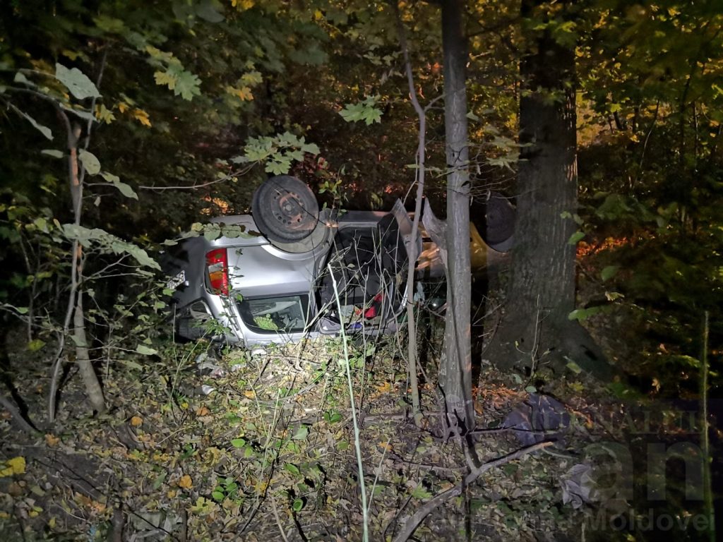 Două maşini s-au răsturnat într-o râpă în județul Iași