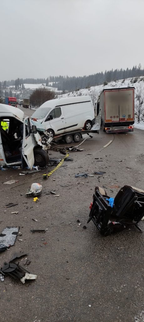 Accident cu mai mulți răniți în pasul Mestecăniș. Coliziune între un TIR și un microbuz cu pasageri