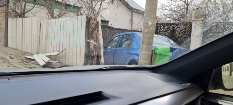 Accident în Sărărie! O mașină a plonjat în curtea unei case