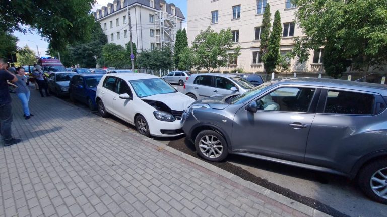 Iași: O șoferiță a lovit trei autoturisme pe Sărărie