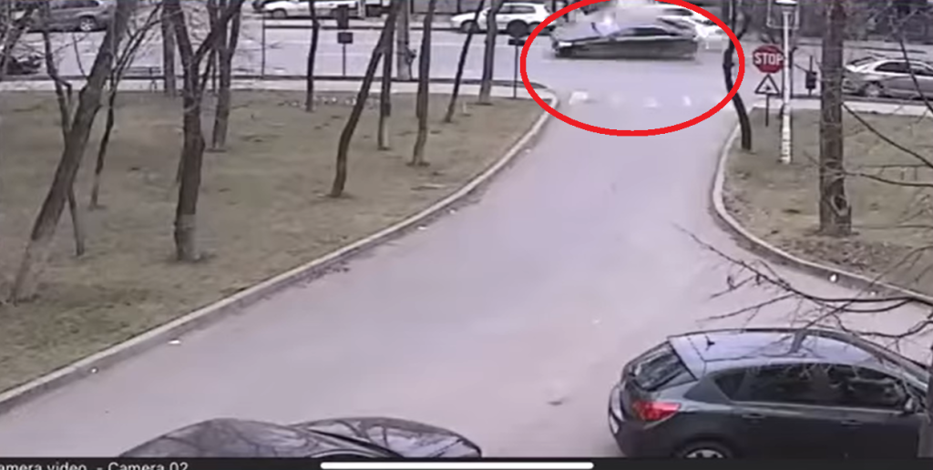 VIDEO cu momentul impactului! Un BMW şi un Volkswagen s-au izbit violent pe Bulevardul Primăverii din Iaşi!