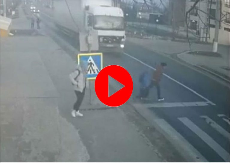 VIDEO: Momentul groaznic în care o mamă și fiul ei sunt spulberați de un TIR pe trecerea de pietoni