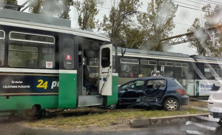 Încă un accident cu tramvai. Mașină izbită pe Calea Chișinăului
