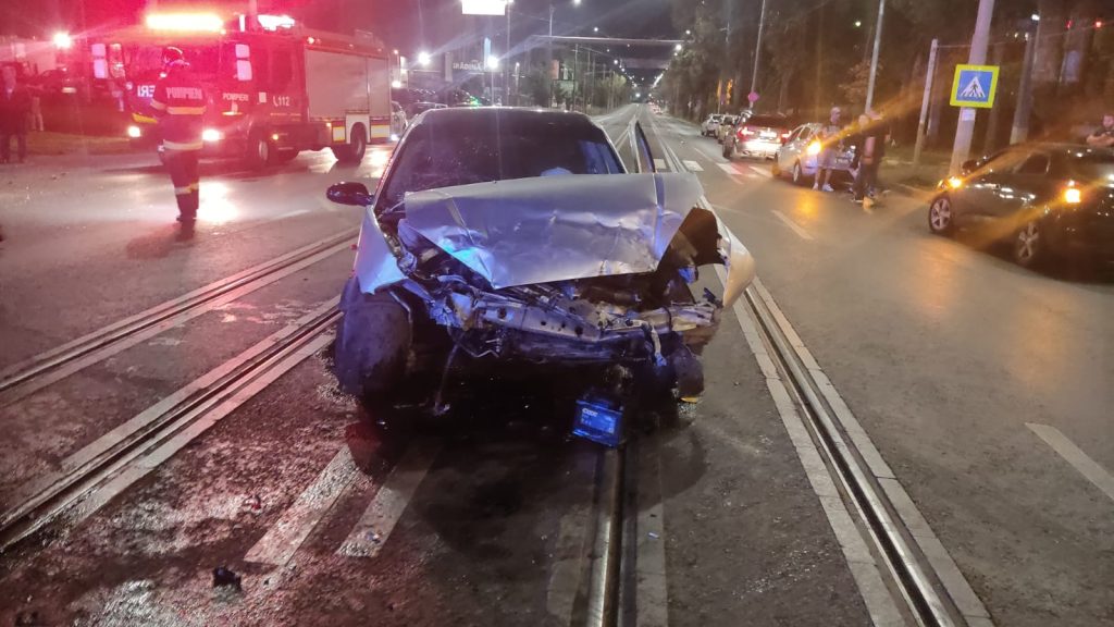 VIDEO. Accident puternic în această noapte în faţa la Kaufland-ul din Tudor Vladimirescu