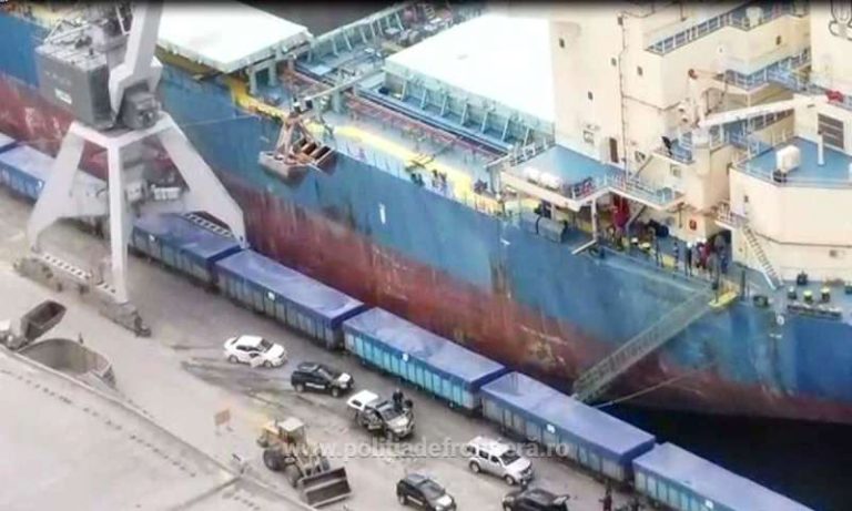 Patru marinari egipteni de pe o navă acostată în portul Constanţa, au fost prinşi în flagrant în timp ce încercau să vândă ţigări de contrabandă