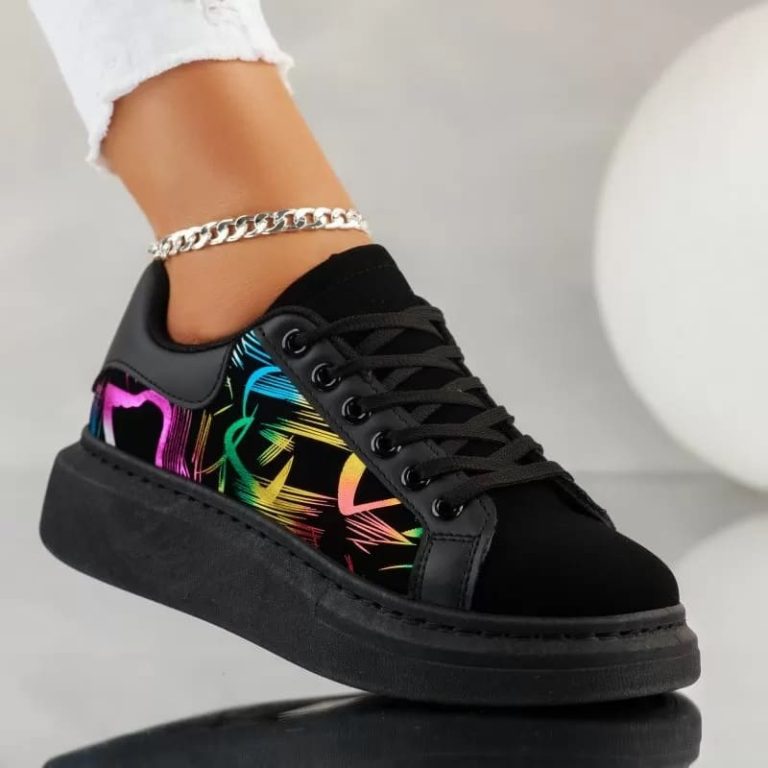 De ce adidasi cu rochii si fuste?