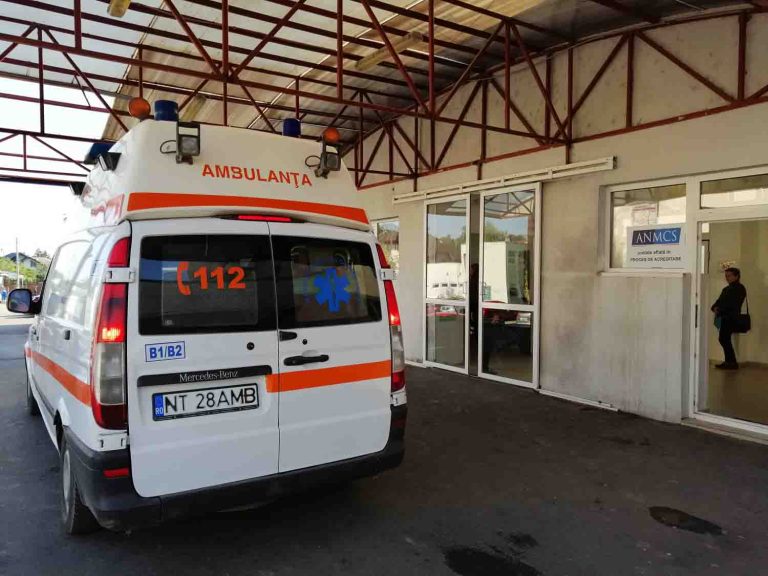 Un adolescent de 16 ani a murit după ce s-a răsturnat cu tractorul pe care-l conducea