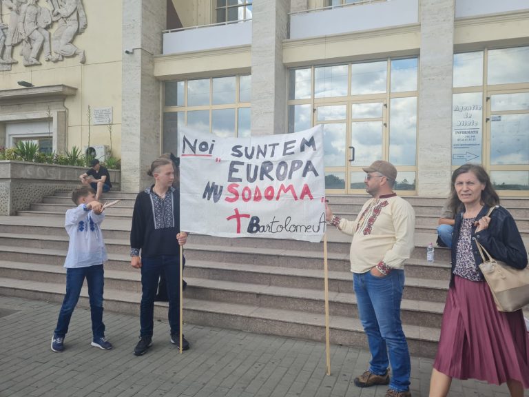 Are loc marșul LGBTQ în Iași: S-a aruncat cu fumigene şi ouă înspre participanţii