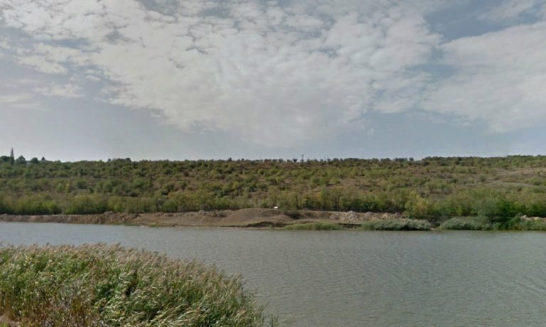 Un bărbat de aproximativ 40 de ani a fost găsit mort într-un lac din Iaşi