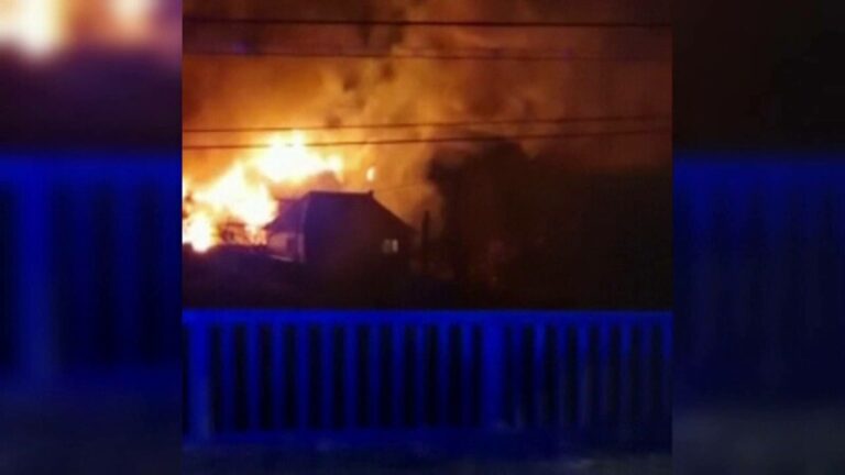 O pensionară de 70 de ani a murit arsă de vie, în Bacău. Fiul său a încercat să o salveze și a ajuns în stare gravă la spital