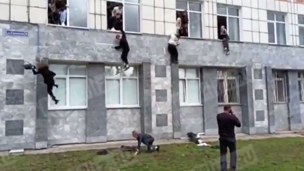 ULTIMĂ ORĂ! Atac armat într-o universitate din Rusia. Mai mulți studenți au fost uciș, iar alții au sărit pe geam VIDEO