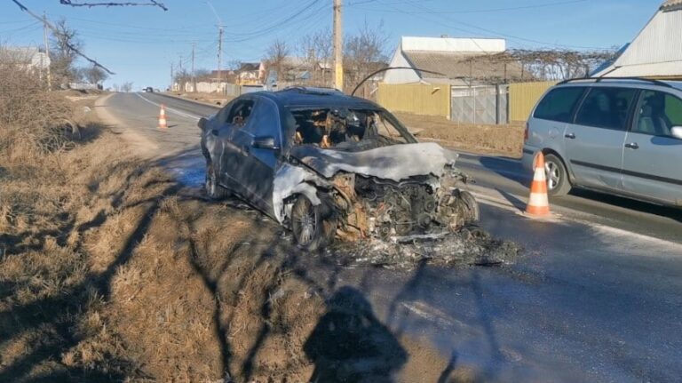 FOTO. Autoturism distrus într-un incendiu la Gâștești