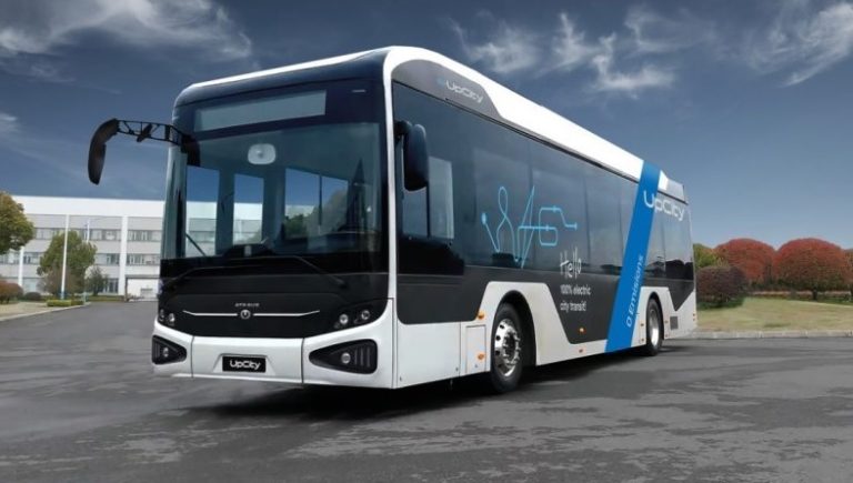 Primul autobuz electric fabricat în România va circula de luni prin Iaşi