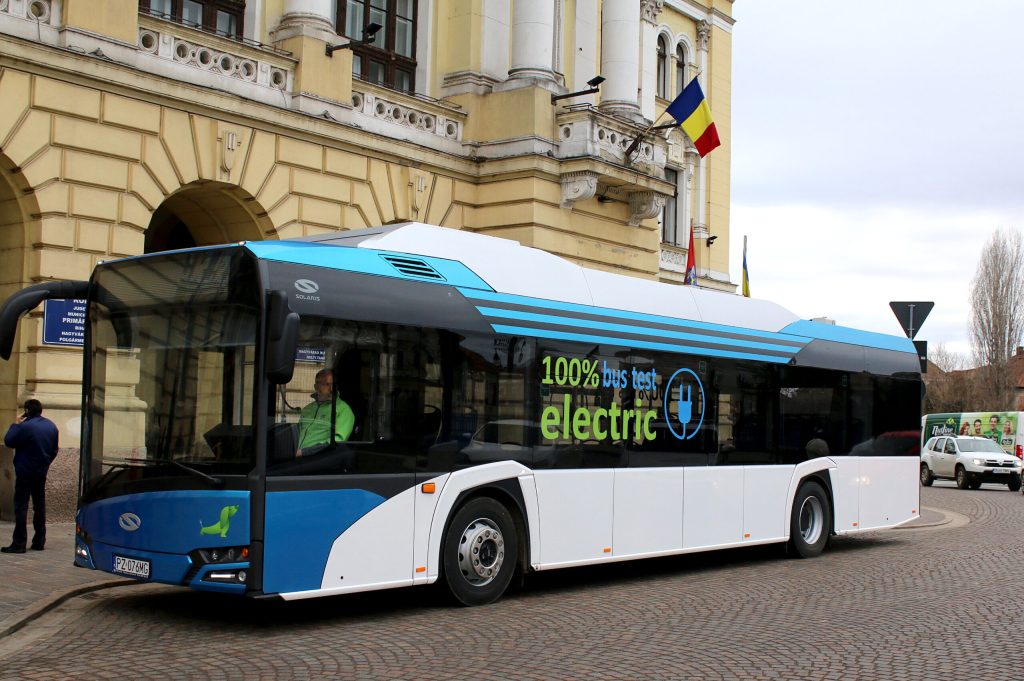 De beat ce era, a căzut cu capul de autobuzul aflat în stația din Centru