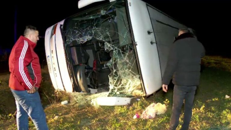 Drumul pe care s-a răsturnat autocarul cu 33 de pasageri nu era marcat. Șofer: „Niciun semn care să-mi arate că este curbă”